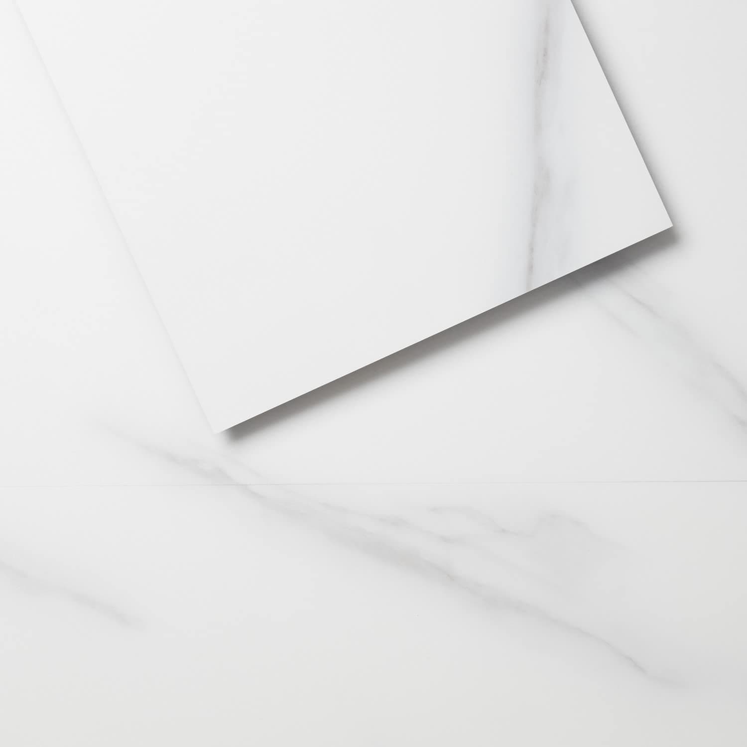 Lucida Surfaces ラグジュアリービニールフローリングタイル | DIY取り付け用接着剤付きフローリング | カラーラ | プレスコア | シングルサンプルタイル