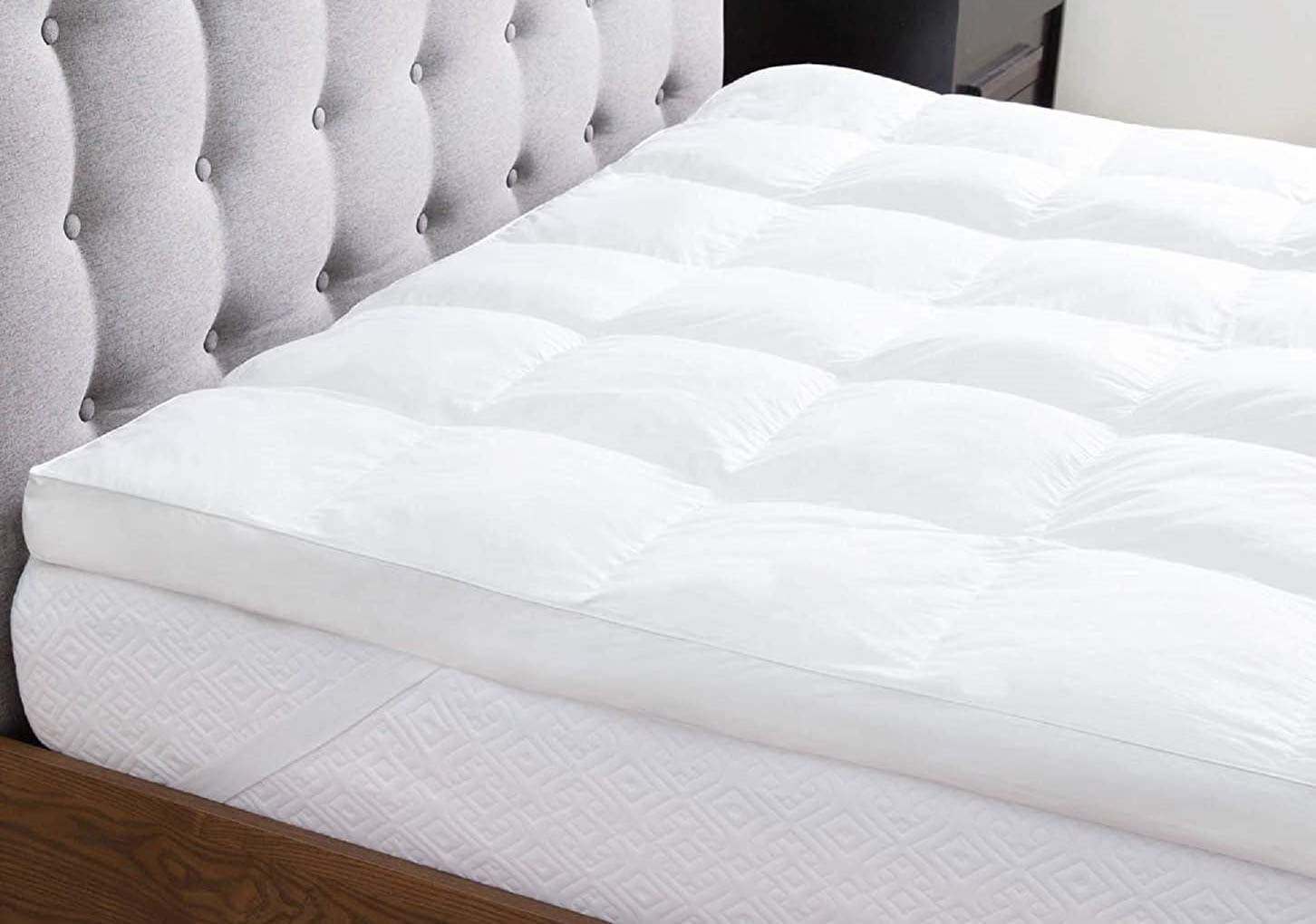 Hotel Linen Klub King Mattress Topper - 233TC 100% Cotton Down Proof Fabric with Piping and 4 Sides Elastic Bands - 500GSM Soft, Firm, and Extra Thick Fibersheet Filling, Size: 180 x 200 cm, White