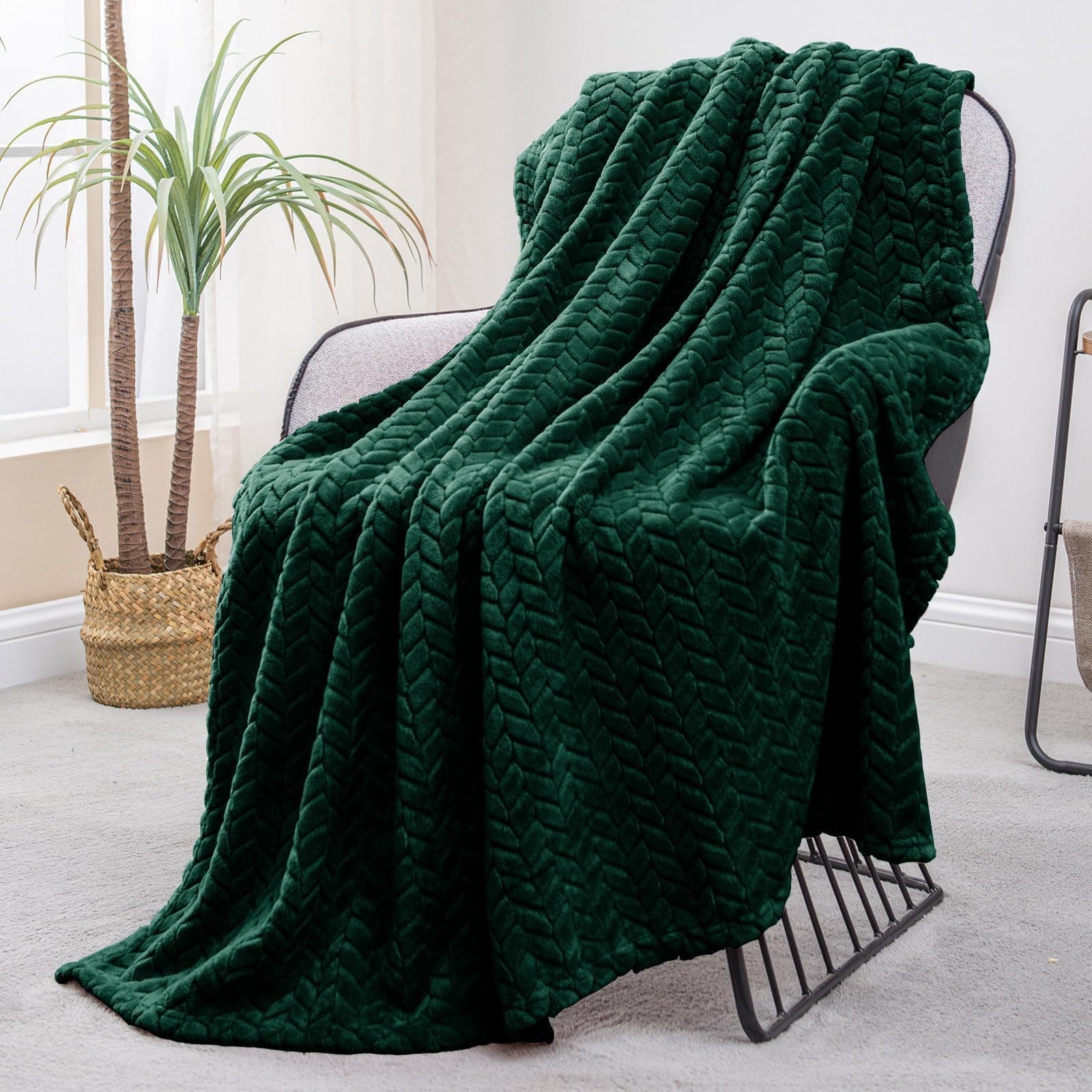 Exclusivo Mezcla Fleece Throw Blanket for Sofa and Bed, 127x178 CM Soft Cozy Jacquard Flannel Blankets, Lightweight Fuzzy Plush Warm Throws for All Seasons, Forest Green